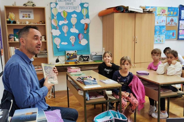 Povodom Mjeseca hrvatske knjige autor knjiga Tu sam! i Treći ključ posjetio područnu &scaron;kolu Postranje