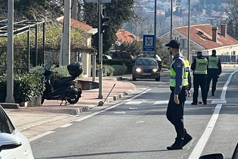 Prometna nesreća na magistrali; Na semaforu iznad Gornje Čibače motocikl naletio na pje&scaron;aka