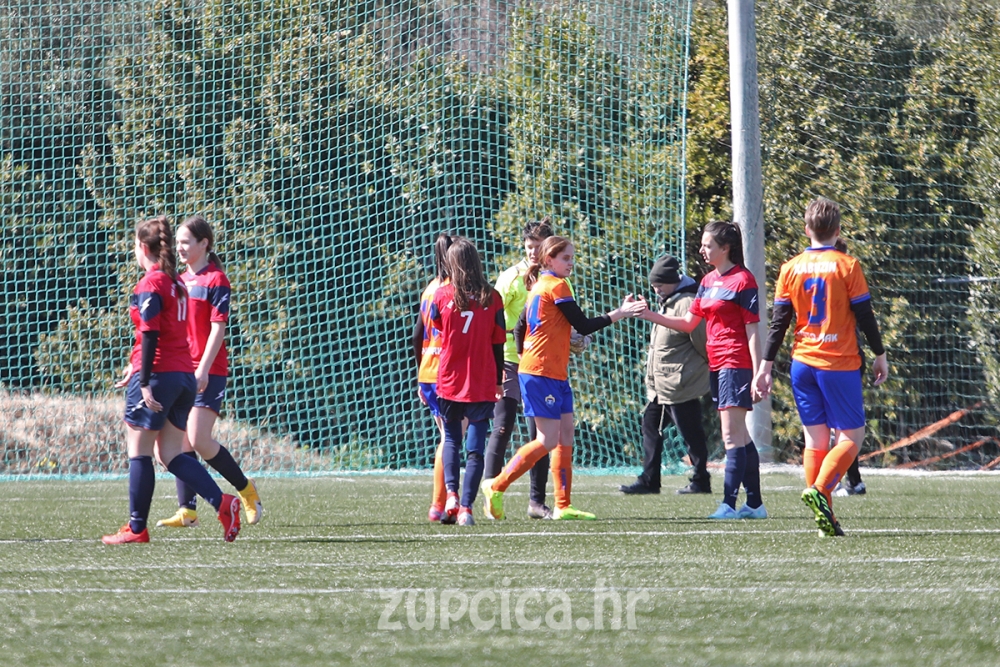Mlađi pioniri i pioniri Primorca Stobreča te nogometa&scaron;ice Neretve odnijeli bodove s Tarantele