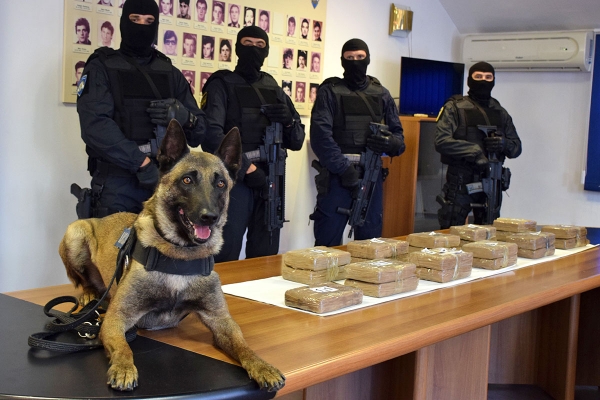 Policijski pas Johny nanju&scaron;io 25 kilograma kokaina u automobilu 49-godi&scaron;njeg Talijana zaustavljenog u Pločama (FOTO)