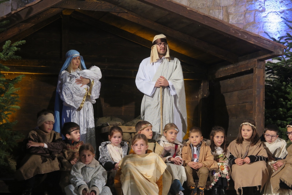 Uprizorenje Isusovog rođenja; Žive jaslice ispred katedrale do&scaron;la vidjeti brojna djeca (FOTO)