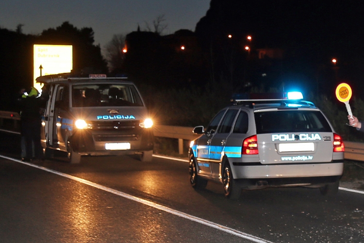 Policijsko izvje&scaron;će; Prometna nesreća u blizini vidikovca, teže ozlijeđena 20-godi&scaron;njakinja
