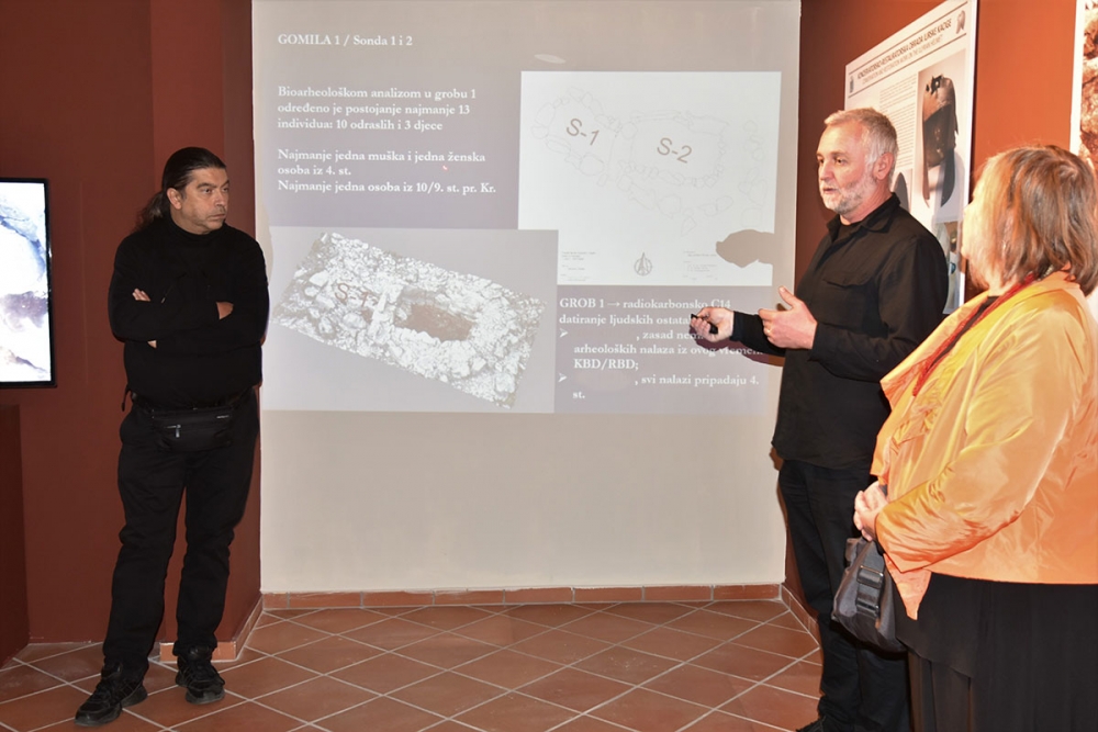 U tvrđavi Revelin otvorena izložba &bdquo;Ilirska kaciga iz Zakotorca&ldquo; autora Domagoja Perkića (FOTO)