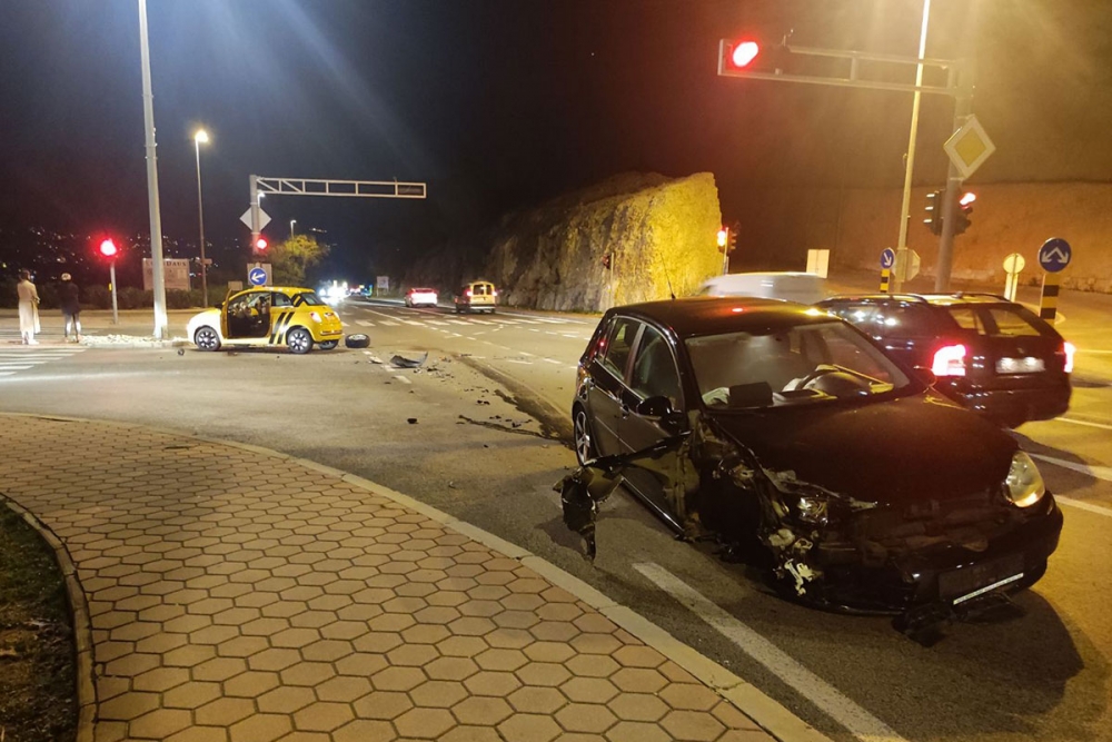 Prometna nesreća na raskrižju za Poslovnu zonu Čibača, sudar dva osobna vozila (FOTO)