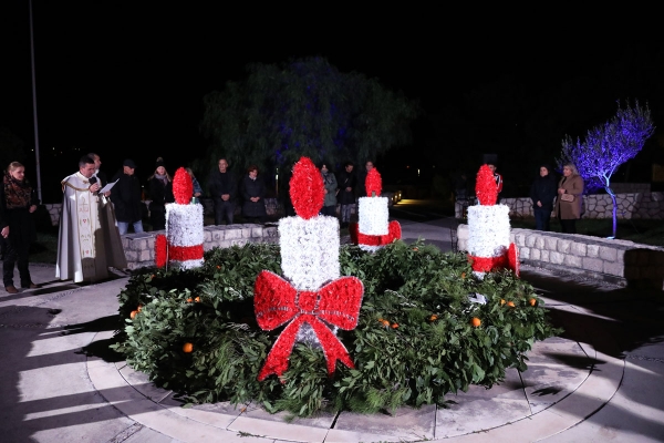 Druga godina Adventa u Mandaljeni, treću svijeću će upaliti biskup Glasnović
