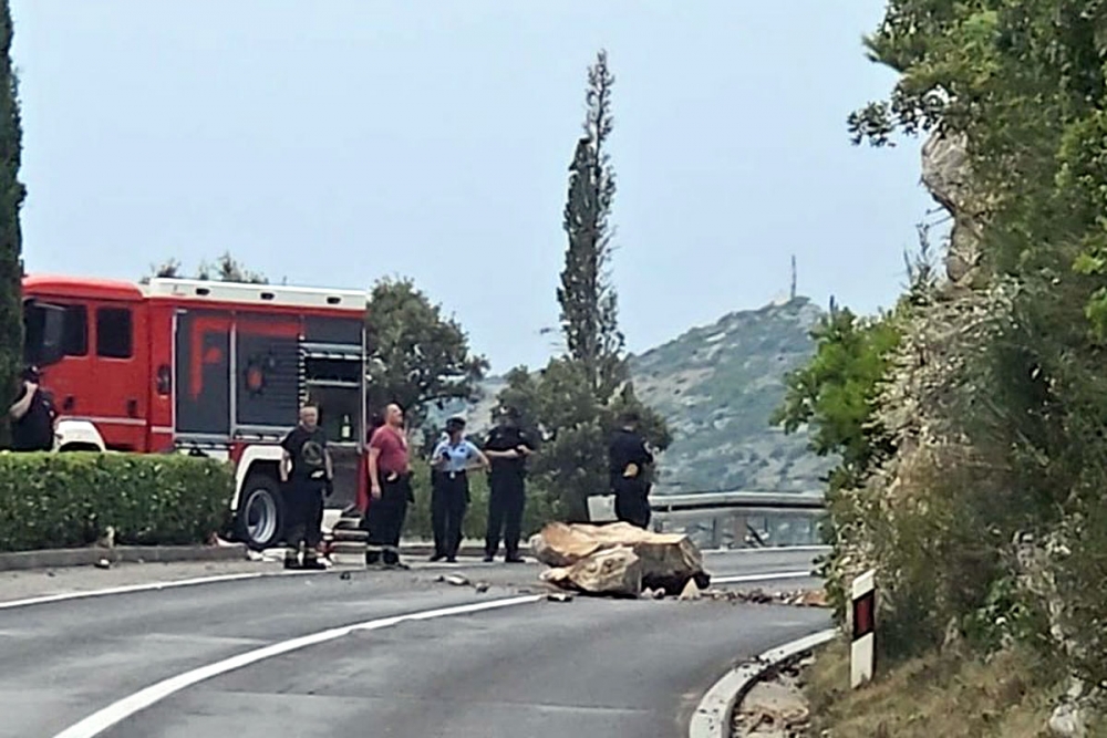 Kod vidikovca u Solinama pala stijena na magistralu, kolone kroz cijelu Župu
