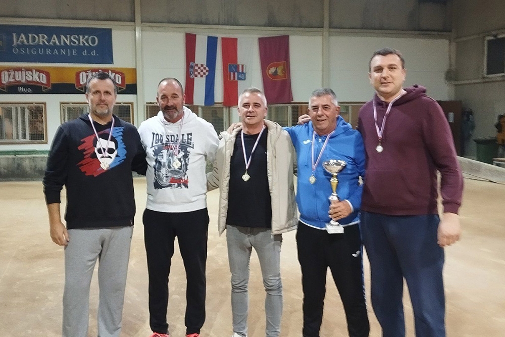 U dvorani u Srebrenom odigran Novogodi&scaron;nji boćarski turnir "8 kafića"