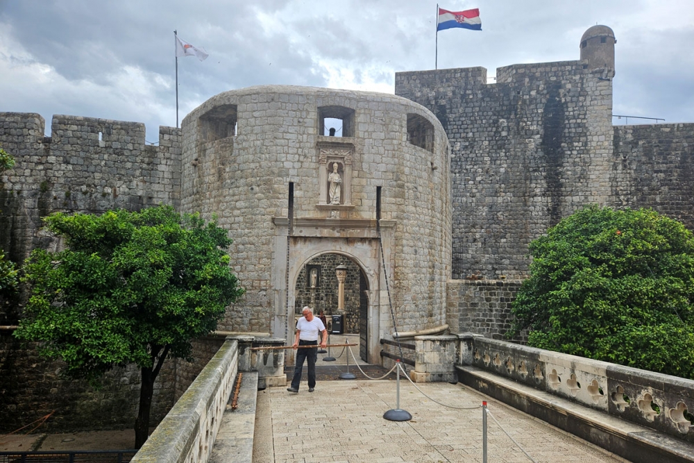 DPDS; Zavr&scaron;eni radovi na kipu svetog Vlaha i ni&scaron;i povi&scaron;e Vanjskih vrata od Pila