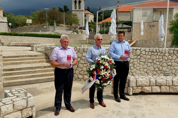 Nardelli, Maslać i Kle&scaron;ković položili su cvijeće i zapalili svijeće na Spomen obilježju u Mandaljeni