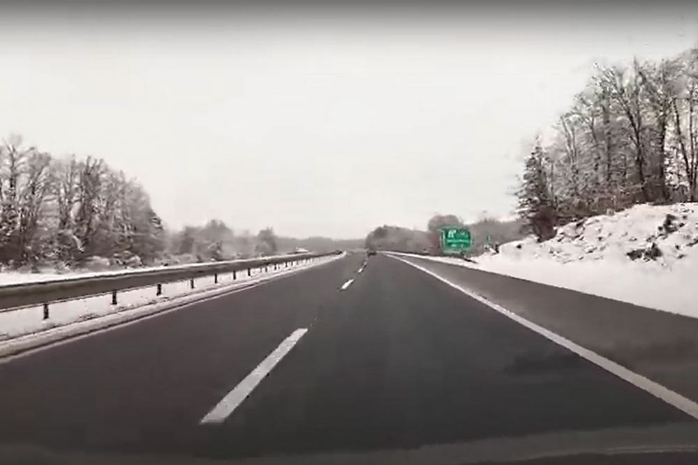 Policija upozorava na obvezu vožnje s upaljenim svjetlima te kori&scaron;tenja zimske opreme