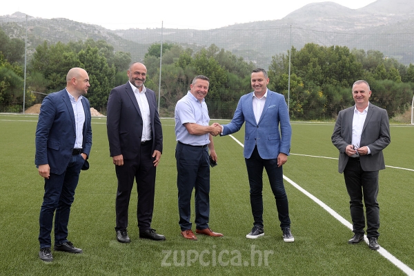 Marijan Kustić Izvr&scaron;ni direktor Hrvatskog nogometnog saveza obi&scaron;ao novoizgrađeno igrali&scaron;te u Čibači (FOTO/VIDEO)
