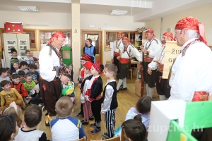 Župski Gospari Gusari razveselili i nasmijali djecu župskog vrtića (FOTO / VIDEO)