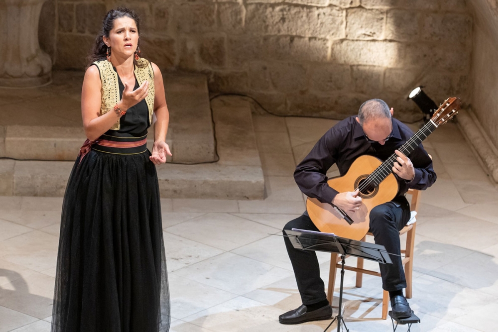 Umjetničko putovanje Mediteranom Janje Vuletić i gitarista Maroja Brčića u atriju Kneževa dvora (FOTO)