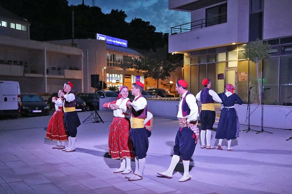 Župsko ljeto; Nastup KUD-a Marko Marojica na trgu ispred Općine u Srebrenom (VIDEO)