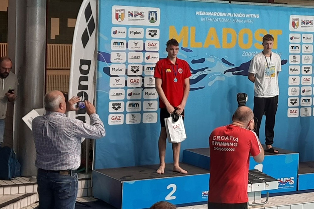 Uspje&scaron;an nastup plivača Juga na međunarodnom mitingu "Mladost" u Zagrebu, Luk&scaron;i Paviću srebro