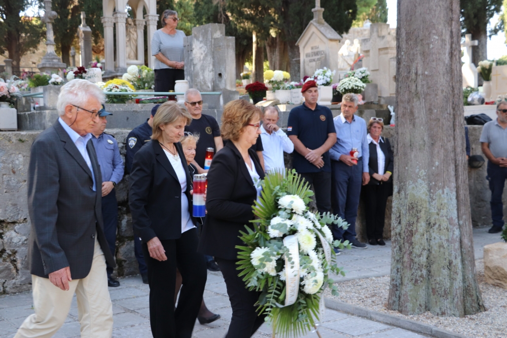 Povodom blagdana Svih svetih položeni vijenci na Boninovu i Domobranskom groblju