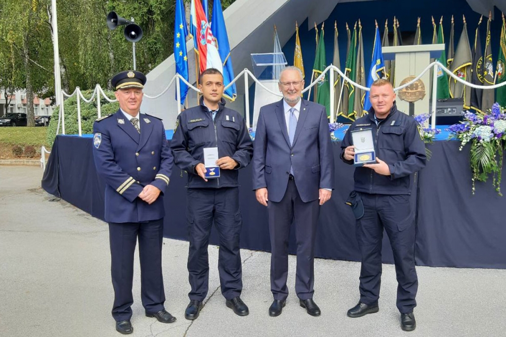 Policijski službenici Pomorske policije Dubrovnik dobili medalju za izuzetan pothvat za spa&scaron;avanje 36 osoba