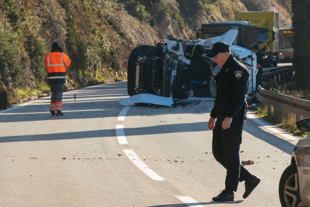 Tragična nesreća na magistrali;  Velika stijena pala na kombi, poginuo 31-godi&scaron;njak iz Župe dubrovačke