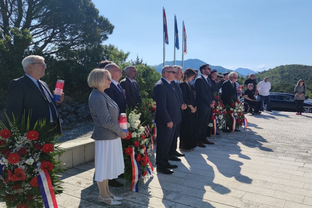 Ususret Danu državnosti položeni vijenci na Spomeniku pobjedi na Vjetrenom Mlinu i na Boninovu