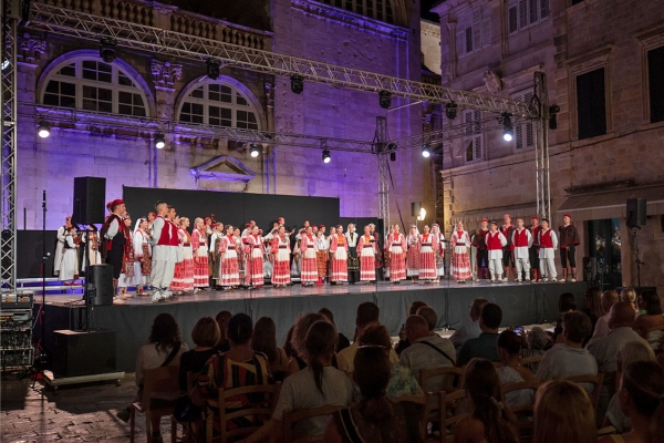 Folklorni ansambl Linđo odu&scaron;evio publiku ispred Katedrale ljepotom i bogatstvom na&scaron;e folklorne ba&scaron;tine