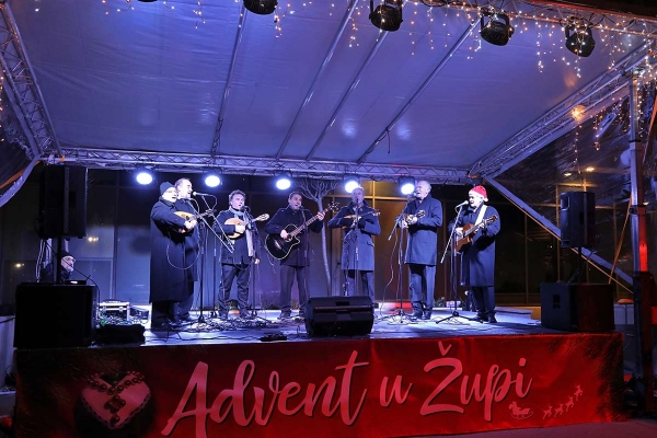 Na kraju prvog vikenda ovogodi&scaron;njeg Adventa u Župi nastupila klapa Subrenum (FOTO)