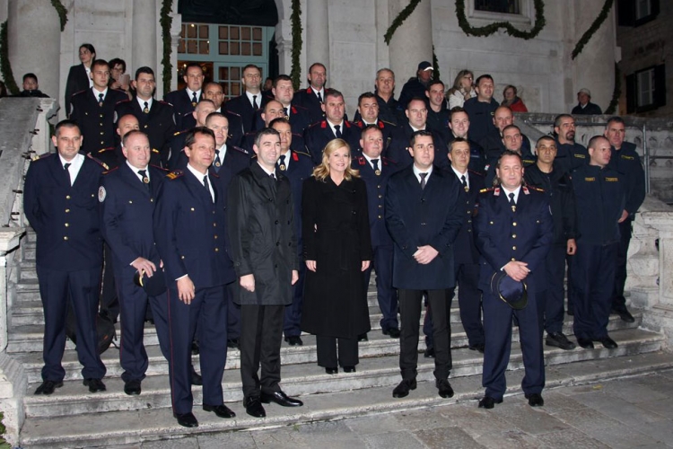 Predsjednica zahvalila vatrogascima koji su sudjelovali u akciji u HE Dubrovnik u Platu
