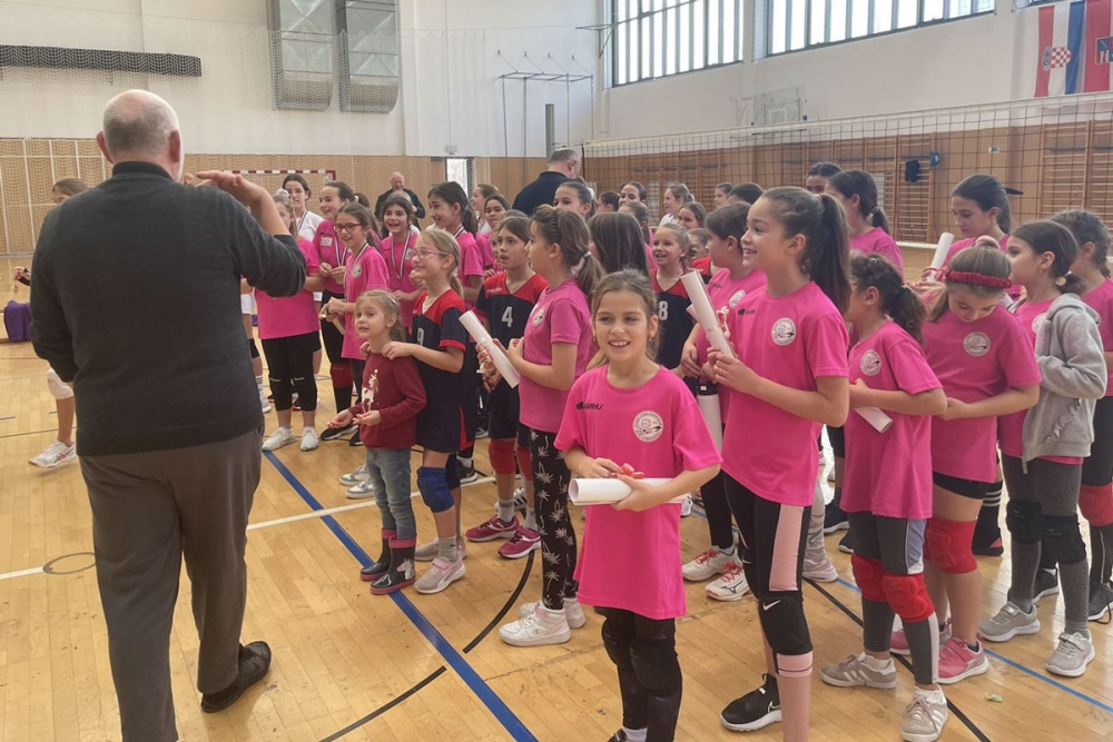 Na Božićnom turniru  ŽOK Župa dubrovačka u dvorani na Mljekari igralo vi&scaron;e od sto malih odbojka&scaron;ica (FOTO)