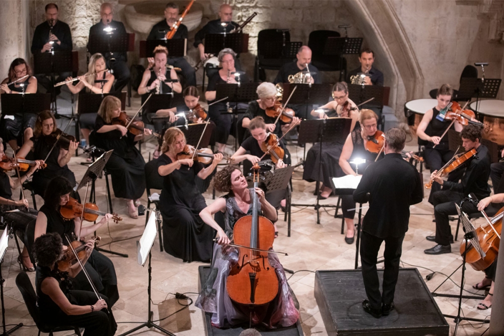 Harmonija violončela Monike Leskovar i DSO pod ravnanjem Sebastiana Langa-Lessinga u prepunom Dvoru