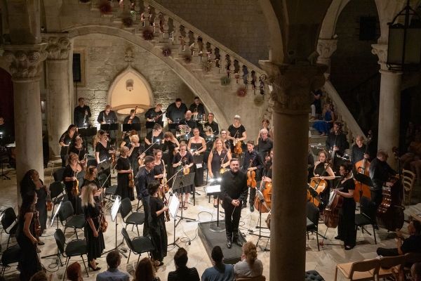 Gromoglasan aplauz za DSO pod ravnanjem Zajceva i uz violončelista Altstaedta u Dvoru