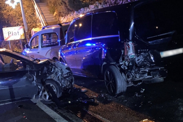 Sa 2,22 promila alkohola udarila pokretni semafor i parkirne automobile uz magistralu u Platu