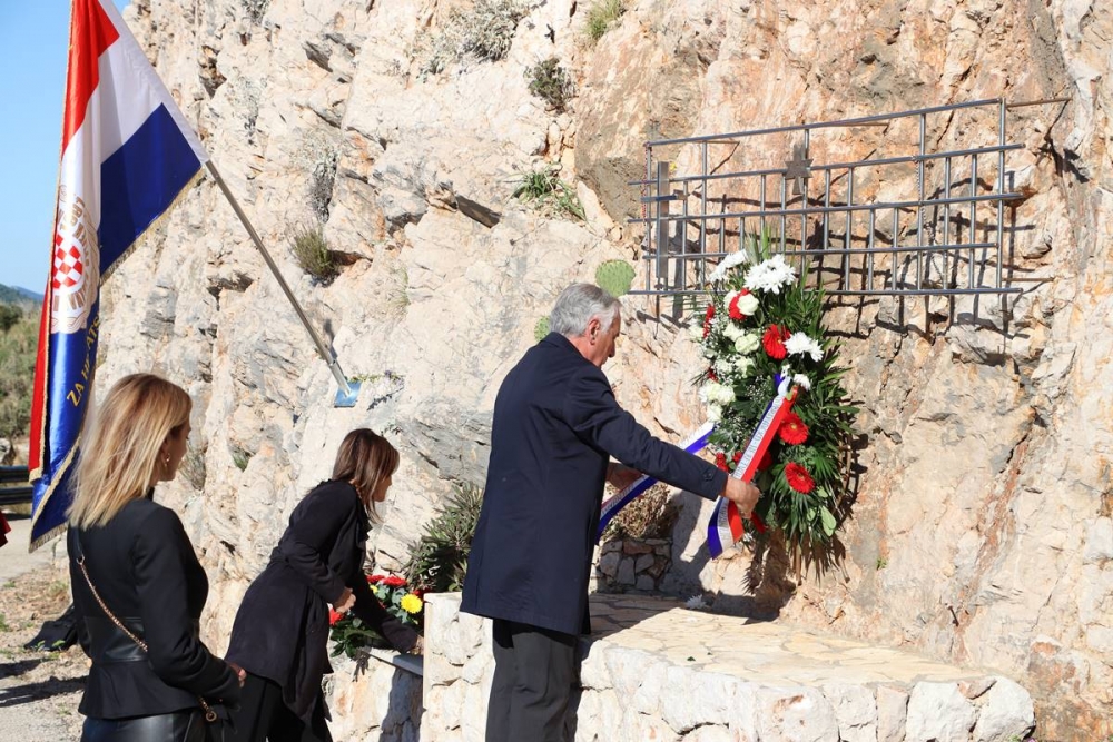 Položen vijenac i zapaljene svijeće u spomen ubijenih domobrana 1944.godine na Orsuli