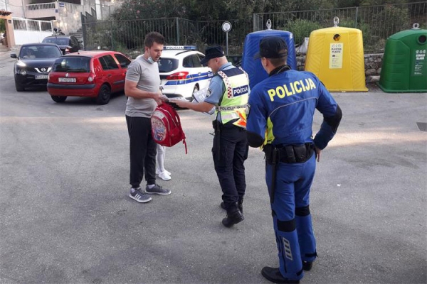 Dijeljenjem letka  &bdquo;Ne ostavljajte djecu samu u vozilima&ldquo; roditelje su upoznali s preporukama stručnjaka