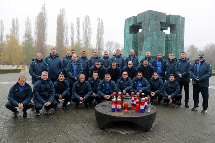 Veterani NK Župe dubrovačke posjetili Vukovar i položili vijenac na Memorijalnom groblju (FOTO)