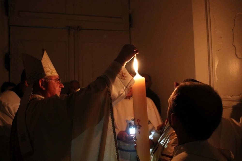 Velika subota - Vjernici u tihoj molitvi i&scaron;čekuju radost Uskrsnuća, prijenos Vazmenog bdjenja iz katedrale