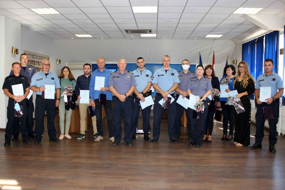 Na svečanosti povodom Dana policije javno pohvaljeno 14 policijskih i državnih službenica i službenika