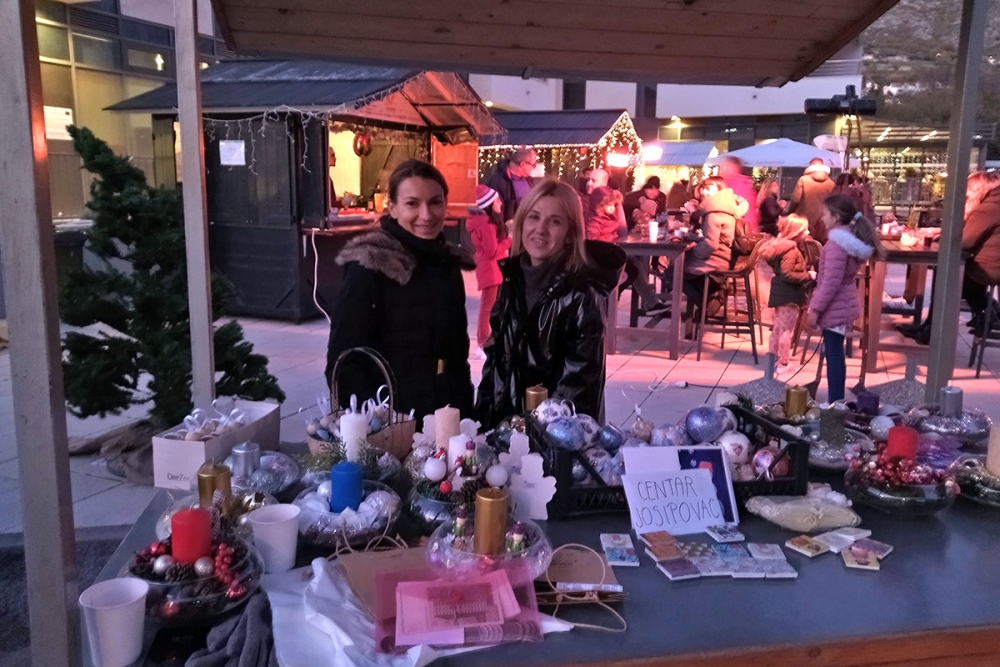Humanitarna prodaja božićnih ukrasa i ciklama Centra Josipovac na župskom Adventu (FOTO)