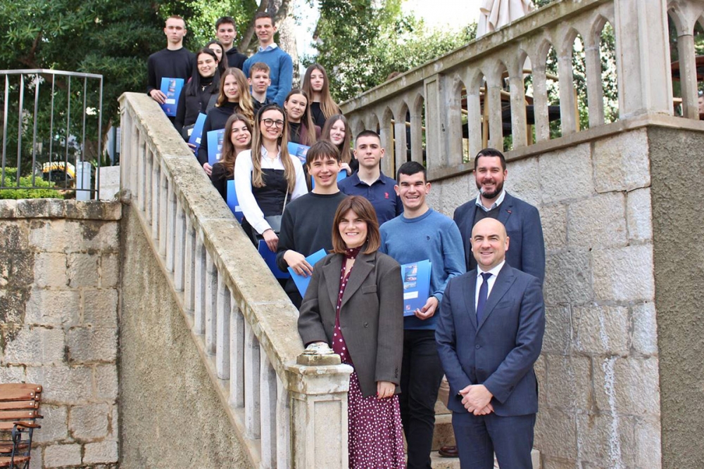 Župan Pezo u prostoru Akademisa Vile Čingrija uručio ugovore o stipendiranju učenicima i studentima