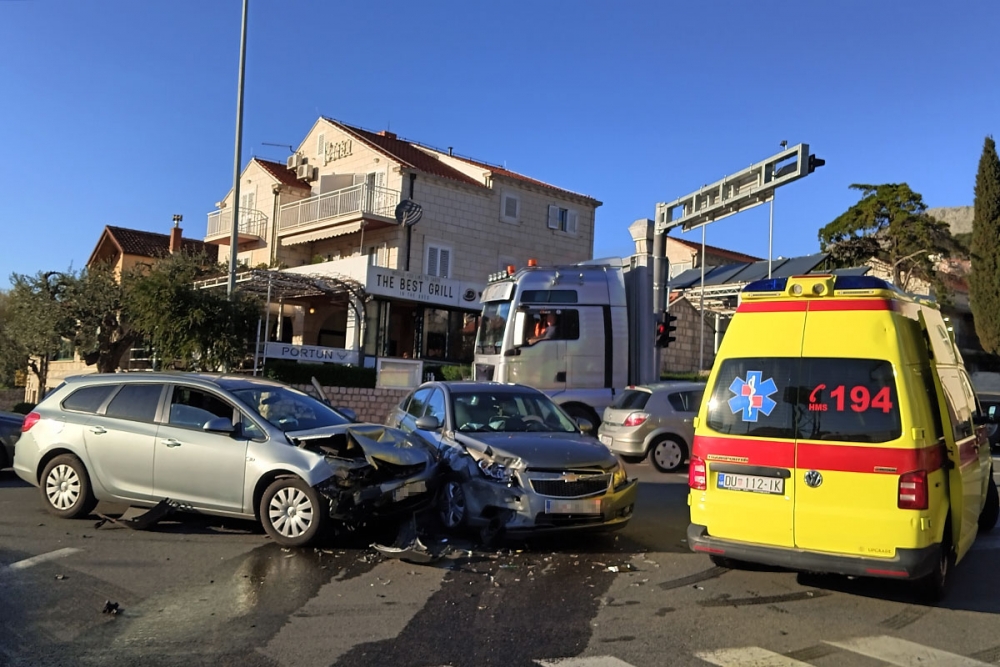 Sudar dva osobna vozila na semaforu u Srebrenom, intervenirala i Hitna pomoć (FOTO)