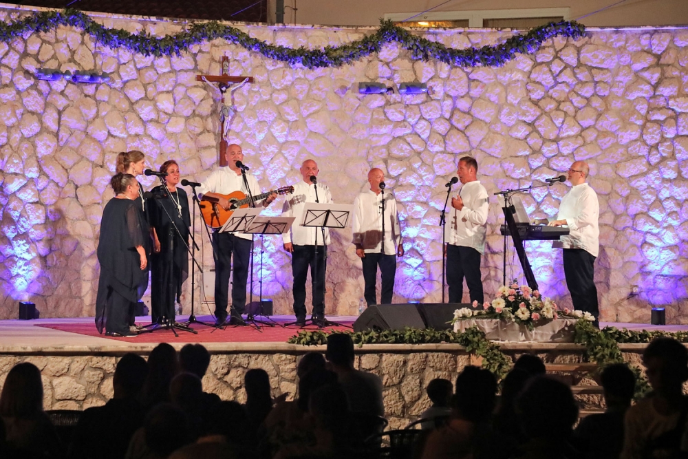 Koncert klapa Ortenca i Mareta na prostoru Spomen obilježja u Mandaljeni (VIDEO)