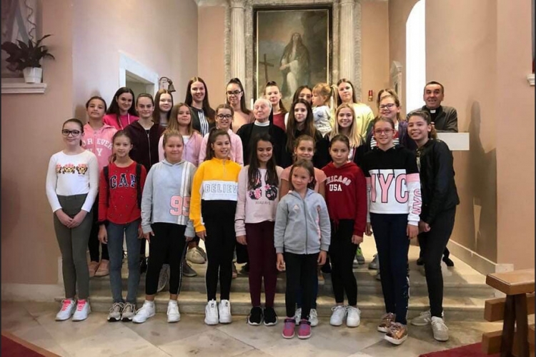 Vjernici Župe Mandaljena jučer se oprostili od časnih sestara Služavki malog Isusa (FOTO)