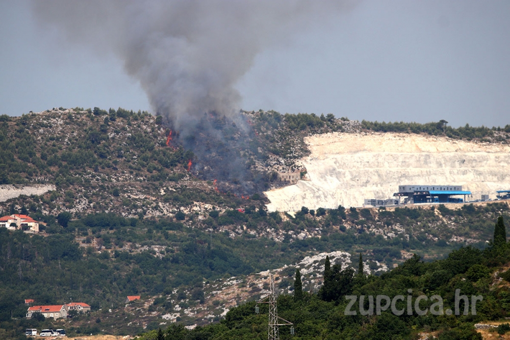 Gori iznad graničnog prijelaza na Gornjem Brgatu, požar se &scaron;iri prema crkvi sv. Ane (FOTO)