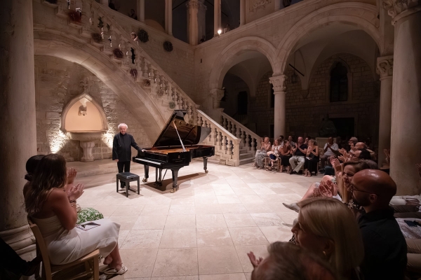 Andr&aacute;s Schiff sjajnim je klavirskim recitalom odu&scaron;evio i digao na noge festivalsku publiku