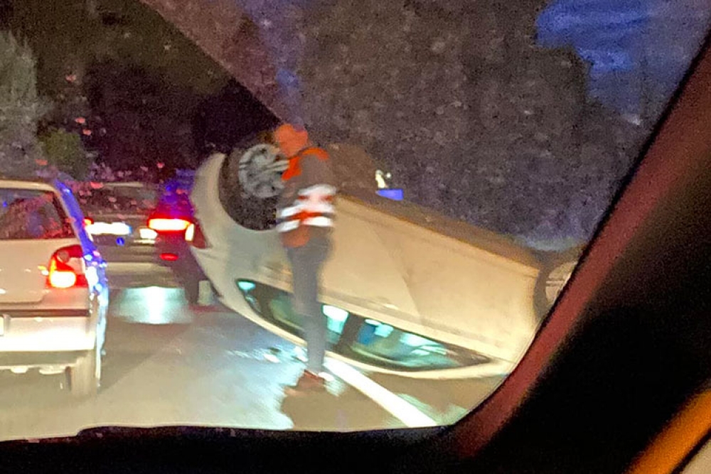 Prometna nesreća na magistrali u Blatu iznad Kupara, automobil se prevrnuo na krov