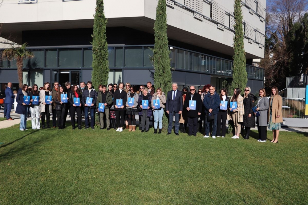 Potpisani ugovori; Županija osigurala 890 tisuća kuna za 106 stipendija učenicima i studentima