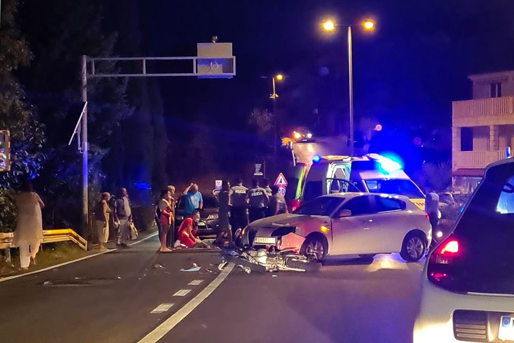 Prometna nesreća na križanju za Postranje u Mlinima - Sudar osobnog automobila i motocikla na intervenciji i Hitna pomoć