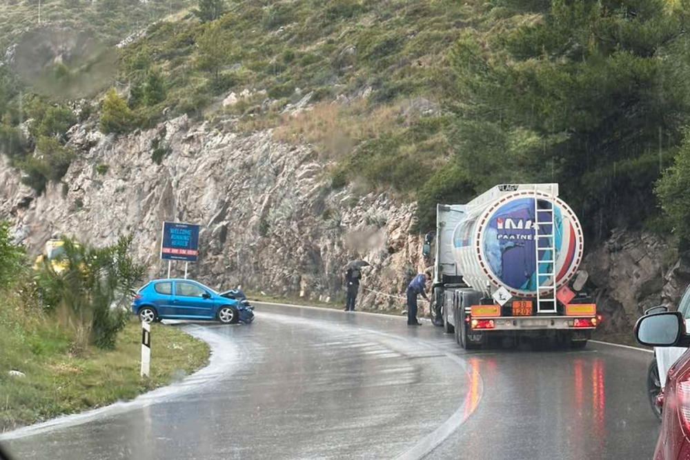 Sudar tri vozila na magistrali od Dupca prema Vidikovcu, gužve i kolone u oba smjera
