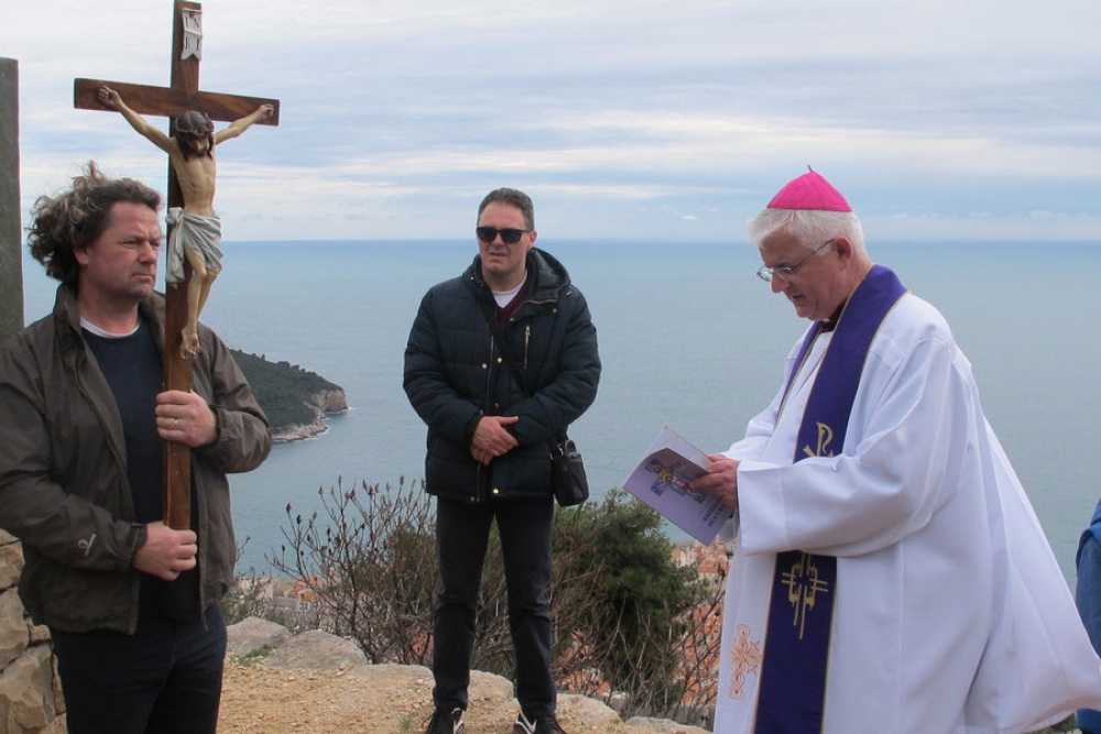 Peta korizmena nedjelja - Pobožnost križnog puta u live streamu večeras iz katedrale