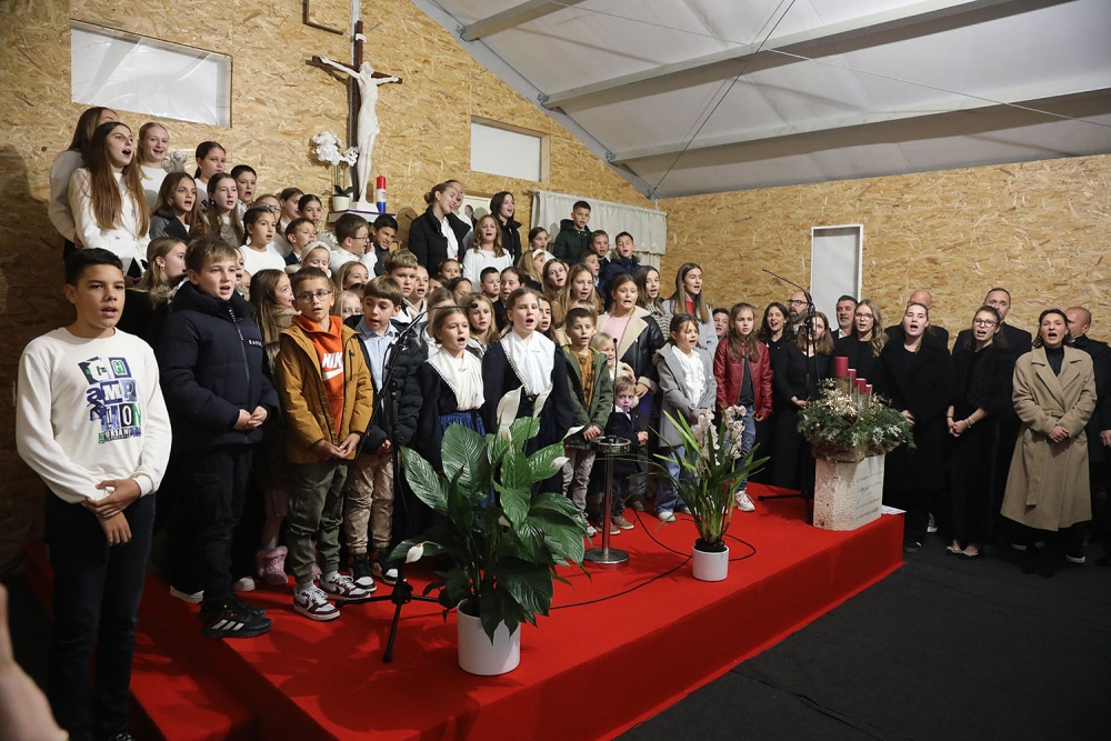 Koncert "Pjesma Betlehema" u prostoru Pastoralnog centra bl. Alojzija Stepinca (FOTOGALERIJA)