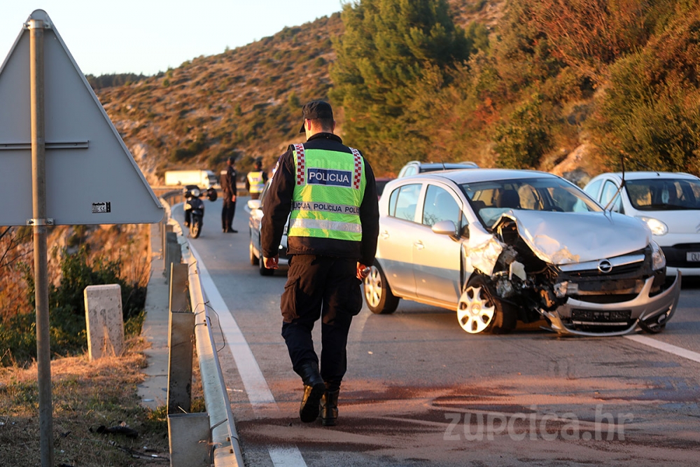 Prometna nesreća na Vidikovcu; Osobni automobil udario u brdo, ozlijeđene dvije osobe (FOTO)
