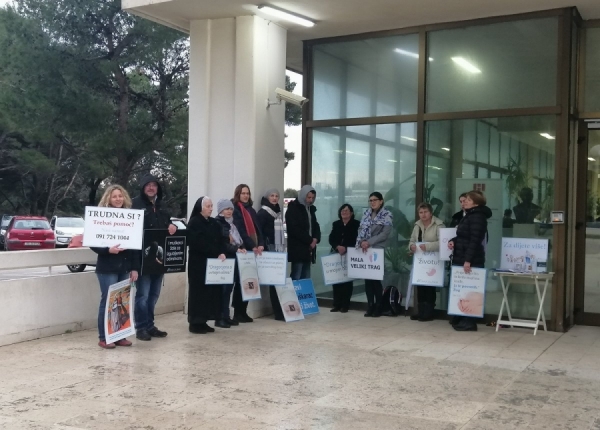 Korizmena molitvena kampanja incijative "40 dana za život" miroljubivo bdijenje ispred Opće bolnice